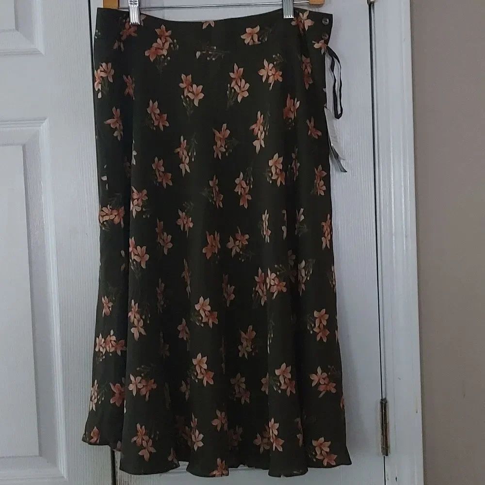 Jones New York Collection 100% silk army green floral skirt  Sz 10 NWT